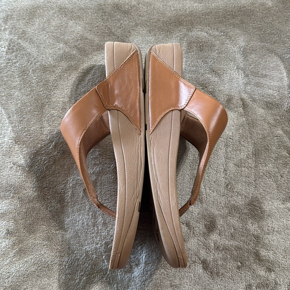 FitFlop Woman’s Lulu Tan Leather Flip Flop Sandals - Picture 9 of 11